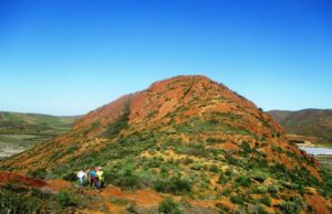 Rescatan a hombre atrapado por la Peña Colorada