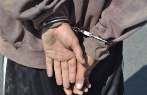 Joven lesiona a un policía municipal de San Quintín