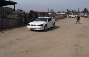 Tras persecución, aseguran vehículo con armas de fuego, los involucrados huyeron