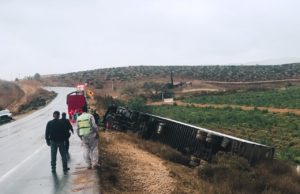 Vuelca tráiler en San Vicente, perdió el control por las lluvias