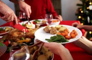 Recomienda el IMSS evitar comer en exceso durante las fiestas de fin de año