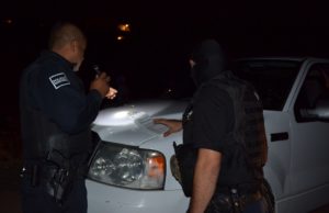Arrestan a dos hombres y una mujer en un vehículo robado en la Vicente Guerrero
