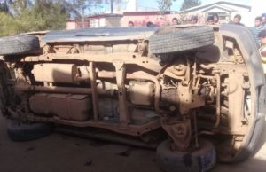 Conductor resulta lesionado al volcarse en calle de Santa Fe