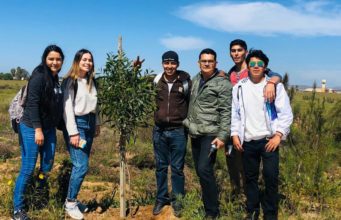 Inician estudiantes el programa «Adopta un árbol» en la UABC de San Quintín
