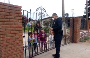 En sus recorridos, Policías Municipales distribuyen dulces para los niños de Camalú