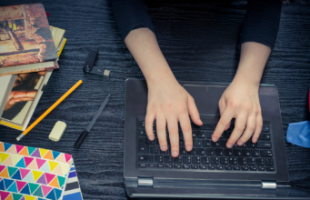 Estudiantes de preparatoria regresan a clases virtuales en todo BC