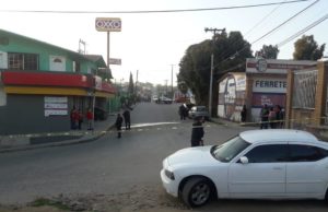 Asesinan a dos personas en calle de Ensenada