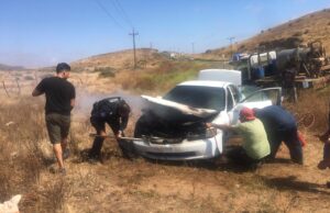 Sofocan llamas antes de que consumiera un vehículo en Camalú