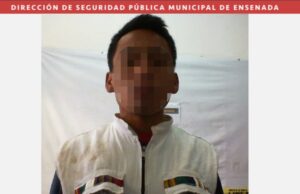 Sorprenden a sujeto dañando la estación de policía de Maneadero