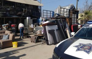 Sancionan a comercios por obstruir la vía pública en Ensenada