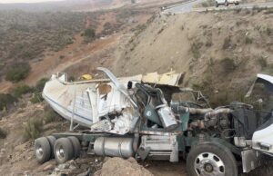 Tráiler con carga de plástico protagoniza volcadura en curva de Punta Colonet