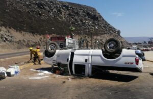 Provoca su volcadura en curva del parador turístico de Ensenada