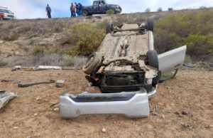 Volcadura de tráiler generó derrame de agua sanguaza en San Vicente; provoca otros accidentes