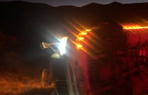 Sufre volcadura tráiler cargado con verduras en curva de Punta Colonet