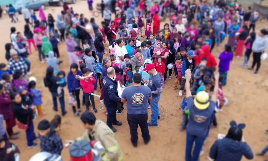 Celebran bomberos el Día del Niño en colonias de San Quintín - Península BC