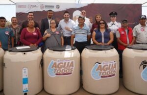 Reciben residentes de El Salitral materiales para construcción, tinacos y otros apoyos