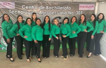 Celebran graduación de 73 jóvenes del CBTA 307 de Camalú