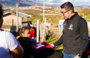 Lleva Armando Ayala apoyos a familias de Lomas del Aguajito y Salitral