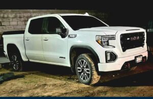 Aseguran vehículo robado tras ejecutar orden de cateo en San Antonio de las Minas