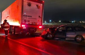 Conductor queda prensado tras chocar por alcance a un tráiler del rancho Los Pinos en San Quintín