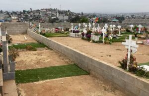 Sorprenden a cuatro personas ingiriendo bebidas embriagantes y con un arma en el panteón Jardín Modelo