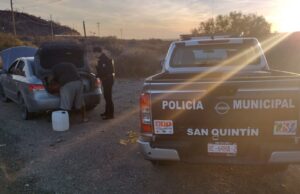 Auxilian Policías Municipales a conductor con fallas mecánicas cerca de Punta Prieta