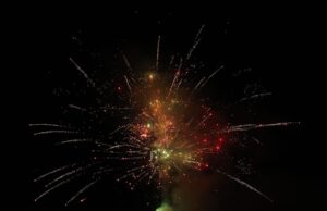 Joven sufre amputación de dos dedos tras accidente con pirotecnia en Mexicali