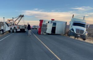 Tráiler sufre volcadura en medio de fuertes vientos al sur de Cataviña