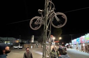 Colocan Bici Blanca en honor a ciclista atropellado en el bulevar Ramírez Méndez de Ensenada