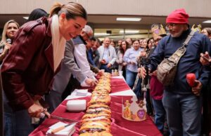 Fomenta Marina del Pilar unidad de familias y comunidades al compartir la tradicional Rosca de Reyes
