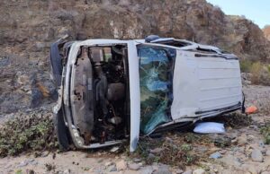 Localizan camioneta volcada y semi desmantelada en curva de Villa Jesús María