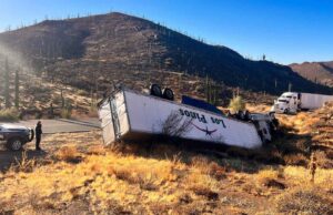 Sufren volcadura en tráiler con carga de tomate en las inmediaciones de Cataviña