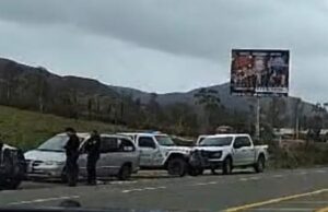 Abandonan camioneta baleada en el Valle de Guadalupe