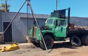 Sancionan a ciudadanos que reparaban vehículos en la vía pública de Ensenada