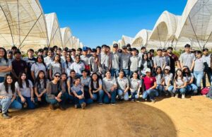 Visitan estudiantes del CECyTE campos de empresa agrícola de San Quintín
