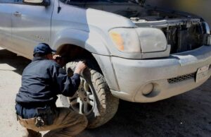 Localiza FGE dos vehículos con reporte de robo tras ejecutar un cateo en Ensenada