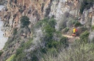 Cae sexagenario en acantilado cerca de la carretera a La Bufadora