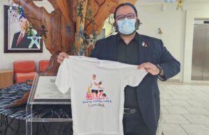 Entrega Adrián García primer cheque para tratamientos gratuitos contra el cáncer en niños