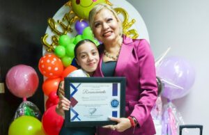 Niña Fiscal General recorre las instalaciones de la FGE