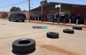 Bloquean primaria y vialidad en la colonia Nueva Era por reducción del PIMMEE