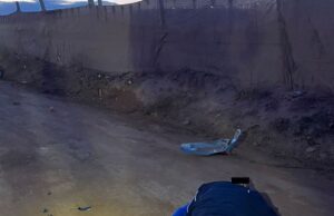 Detienen a motociclista tras impactar a peatón en calle de Camalú