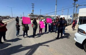 Bloquean tres puntos carreteros por reducción del PIMMEE en San Quintín