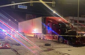 Muere hombre tras ignorar un semáforo y chocar contra tráiler en Ensenada