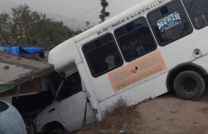 Cae microbús sobre casa tras falla en los frenos en Ensenada