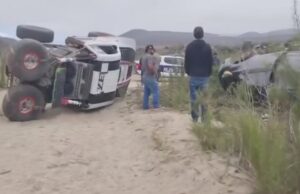 Chocan trophy truck y vehículo en calle de Eréndira en el sur de Ensenada