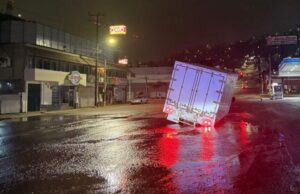 Cae unidad distribuidora de mariscos en socavón generado por fuga de agua en Ensenada