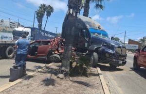 Chocan vehículo y tráiler frente a la UABC de El Sauzal en Ensenada