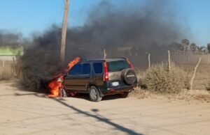 Camioneta se incendia en calle de Vicente Guerrero en San Quintín