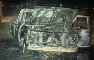 Vehículo sufre pérdidas totales tras incendiarse en San Quintín