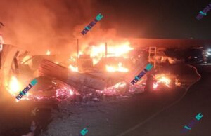 Incendio afecta a cerca de 20 vehículos en patios de un servicio de grúas en San Quintín